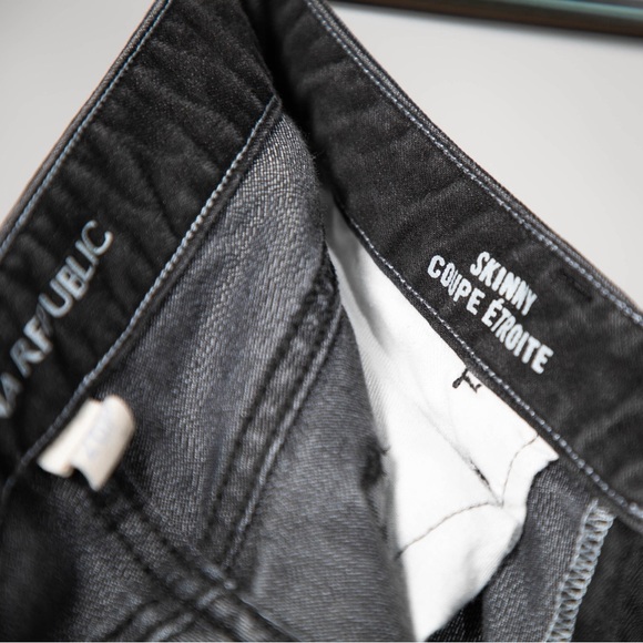 Banana Republic Mid-Rise Skinny Jeans Distressed Black - Size 26P - Picture 4 of 5